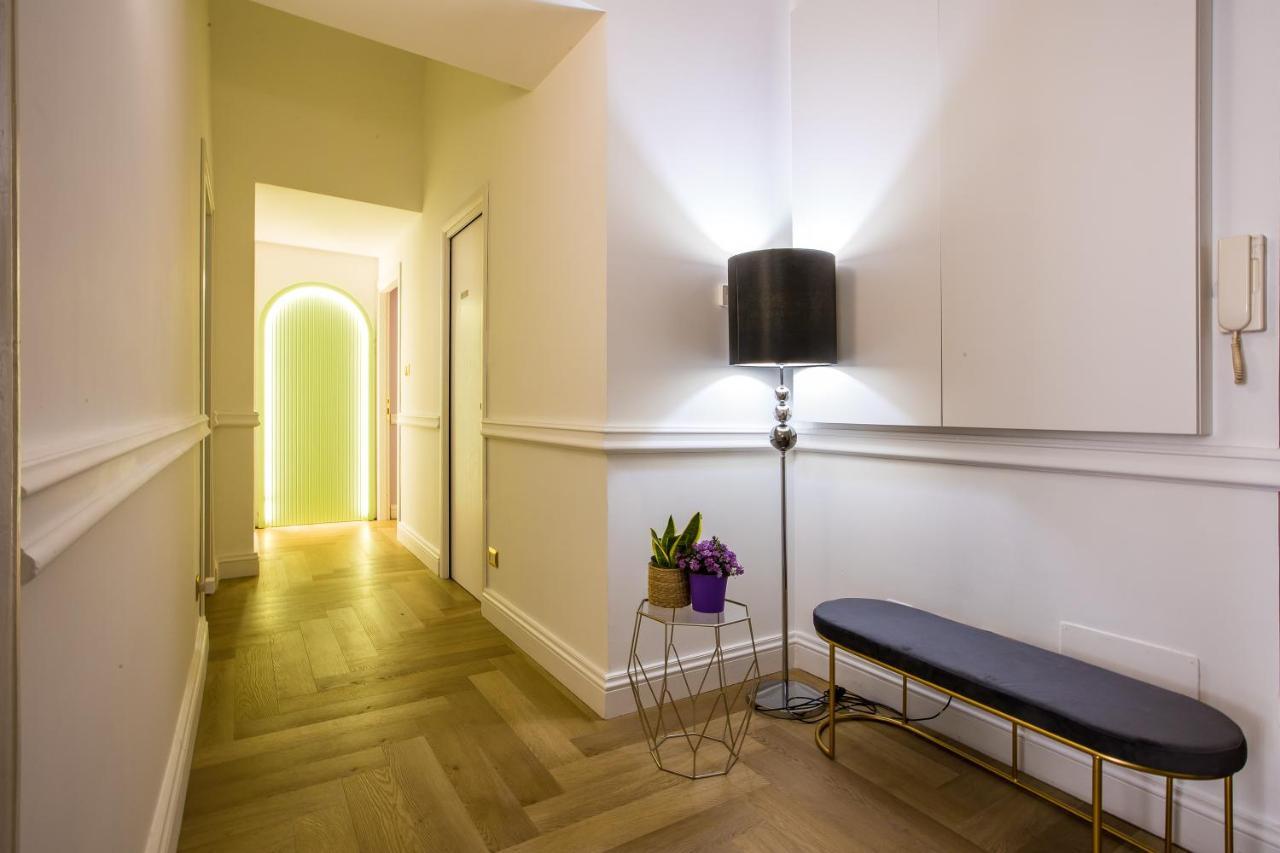 Hold - Luxury Bed & Breakfast Roma